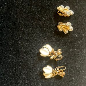 Lot of two Trifari vintage earrings